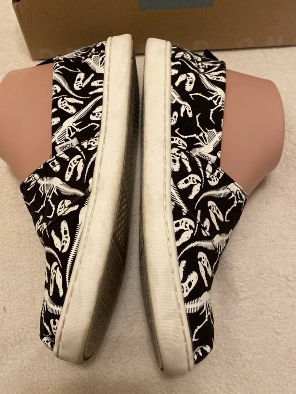 Toms Kids Black & White Glow In The Dark Dinosaur Flats . Women’s Size 6 - Picture 7 of 15